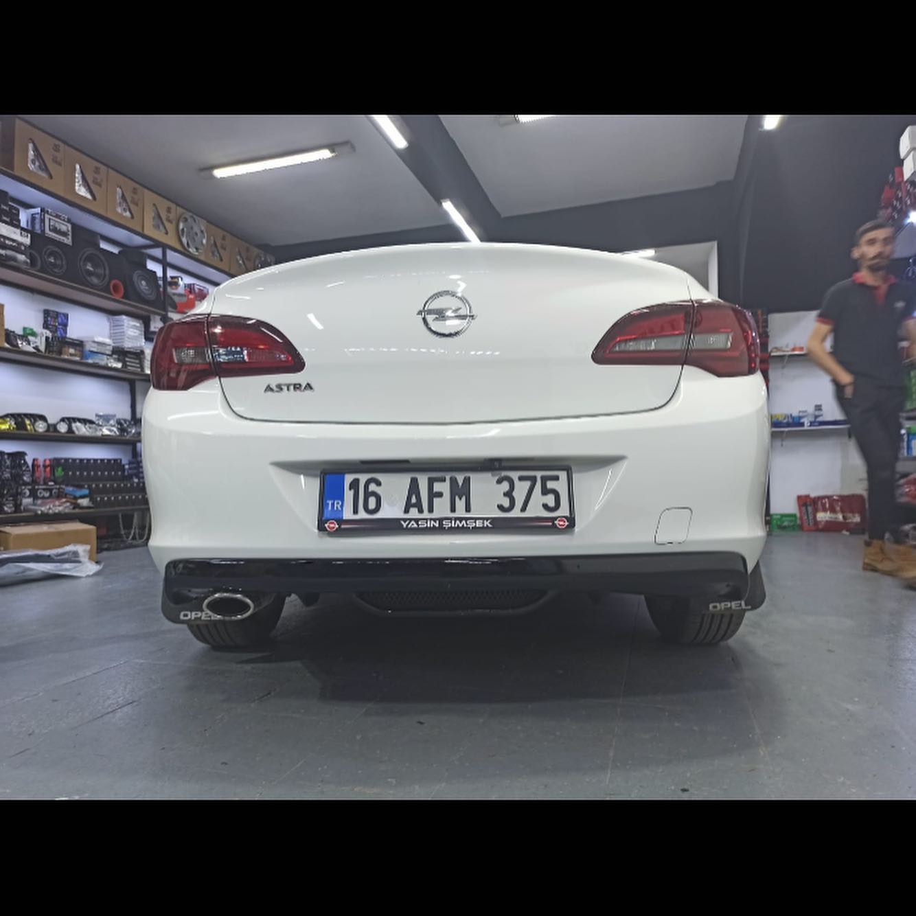 Opel Astra J Sedan Difüzör